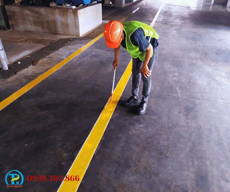 thi c&ocirc;ng sơn kẻ vạch phản quang chuy&ecirc;n nghiệp 