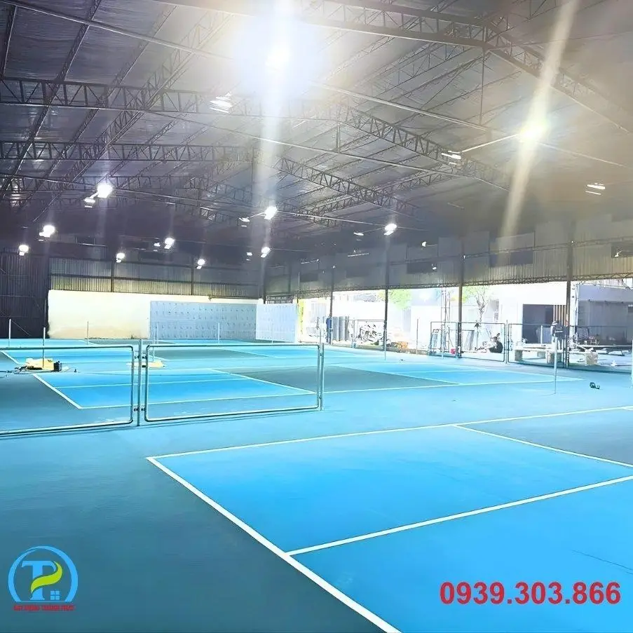 MÁI CHE SÂN PICKLEBALL GIÁ BAO NHIÊU: BẠT KÉO DI ĐỘNG HAY MÁI TÔN?