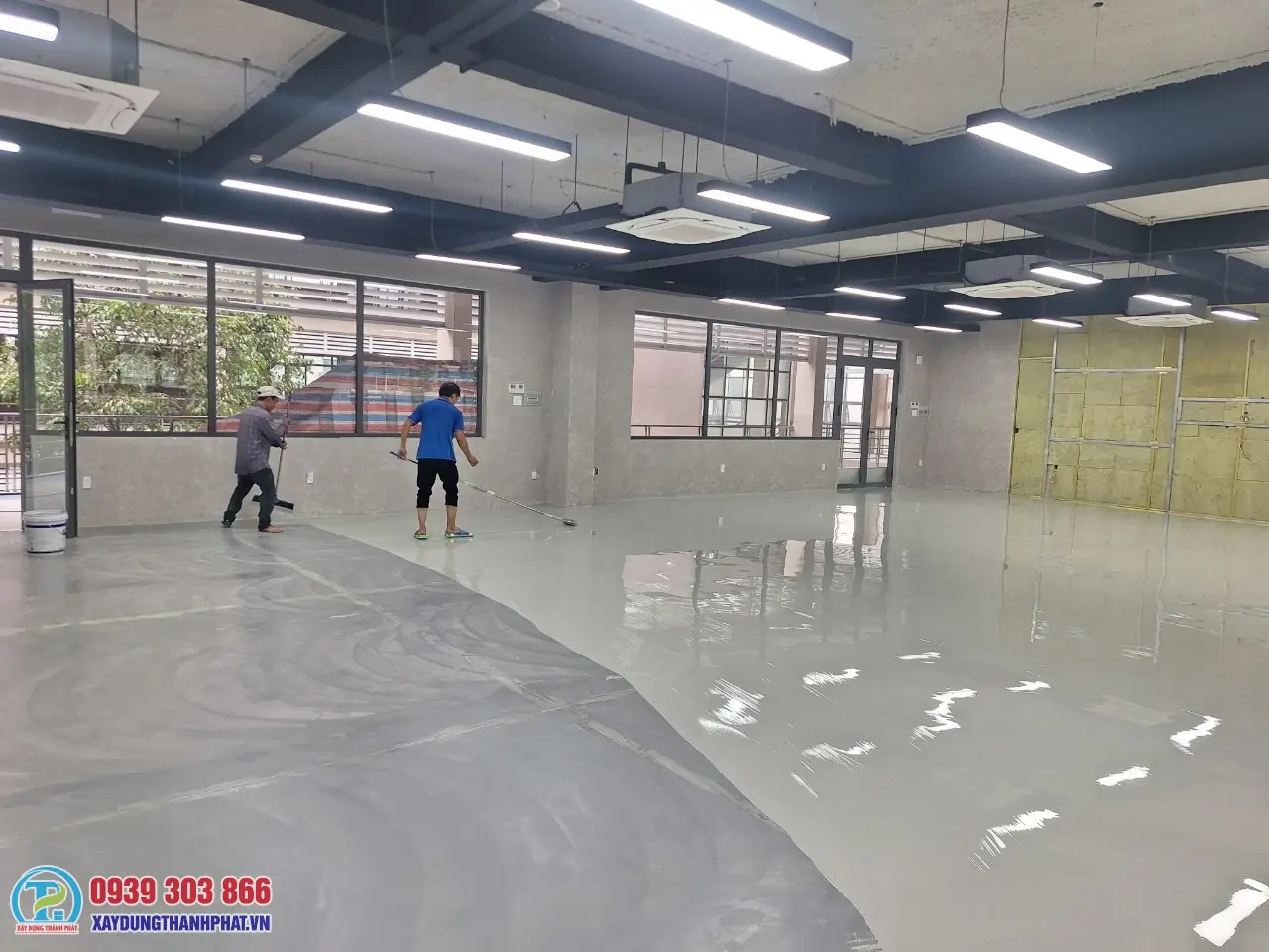 thi c&ocirc;ng sơn epoxy showroom