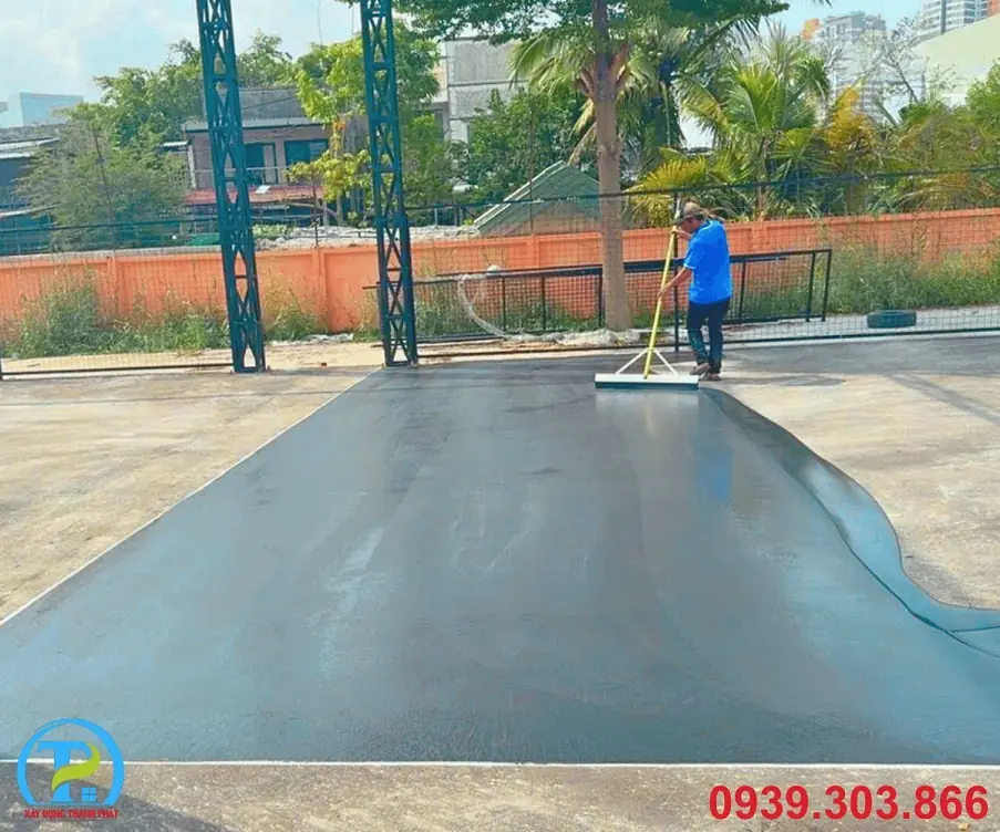 Kiểm tra độ dốc s&acirc;n Pickleball tho&aacute;t nước