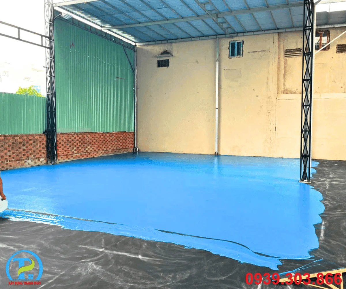 ĐỊNH MỨC SƠN EPOXY SÂN THỂ THAO: THÔNG SỐ KỸ THUẬT VÀ MẬT ĐỘ TIÊU CHUẨN TRÊN MỖI M²
