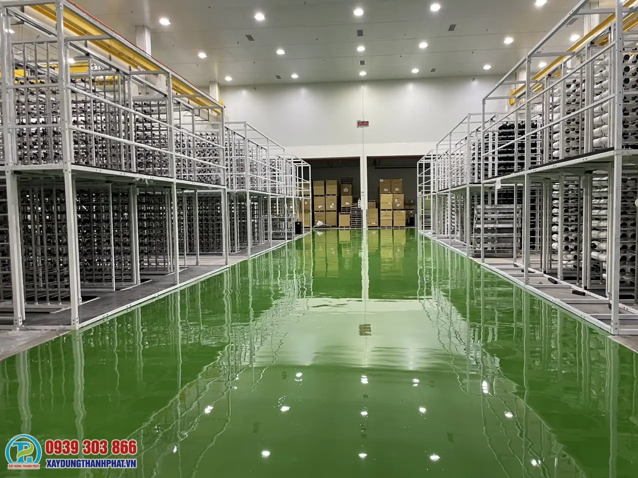 LÀM SƠN EPOXY NỀN XƯỞNG: ỨNG DỤNG THỰC TẾ HỆ TỰ PHẲNG VÀ HỆ LĂN