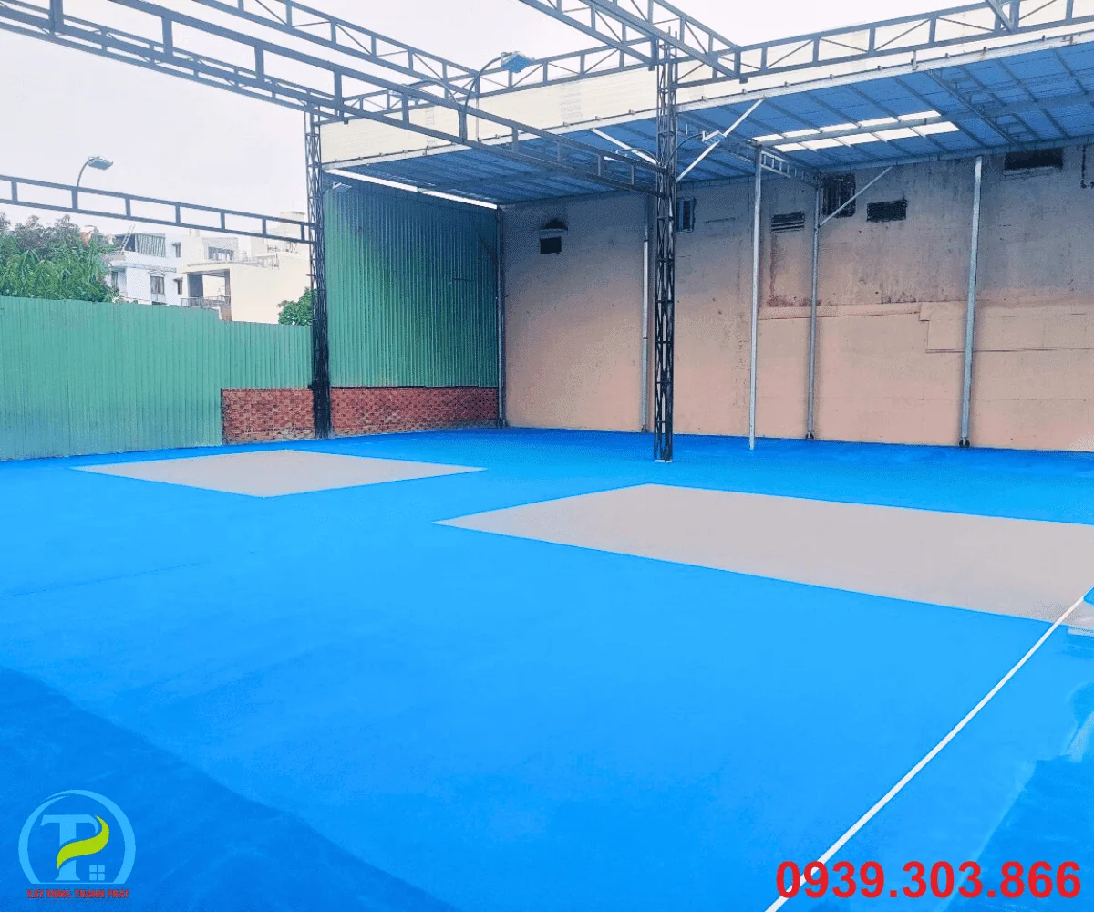 mặt s&agrave;n s&acirc;n thể thao đang đ&oacute;ng rắn
