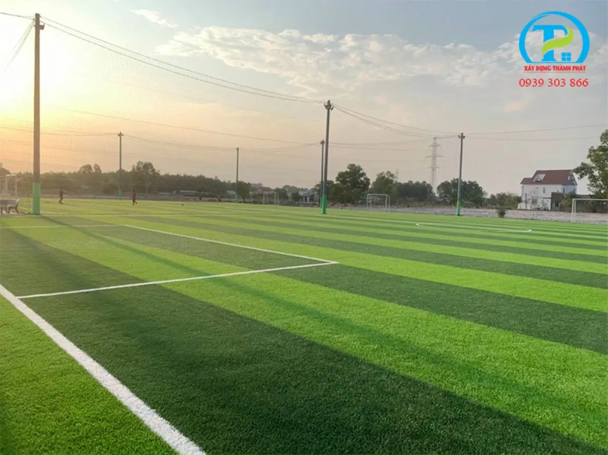 THI CÔNG SÂN BÓNG ĐÁ CỎ NHÂN TẠO: QUY TRÌNH LU LÈN NỀN HẠ VÀ MẬT ĐỘ HẠT CAO SU TIÊU CHUẨN FIFA