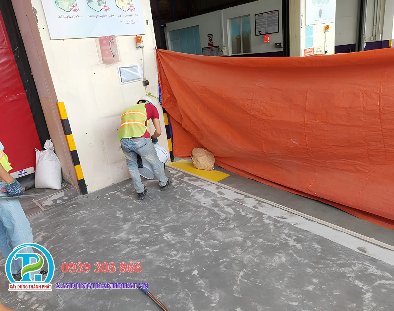 Thi c&ocirc;ng sơn epoxy B&igrave;nh Phước với&nbsp;lớp sơn l&oacute;t đ&uacute;ng kỹ thuật, tạo li&ecirc;n kết bền vững với nền b&ecirc; t&ocirc;ng.
