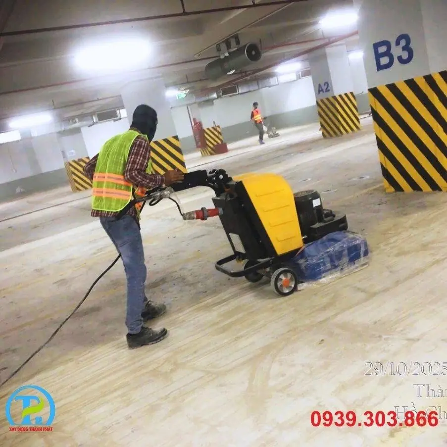 thợ đang m&agrave;i s&agrave;n trước khi sơn
